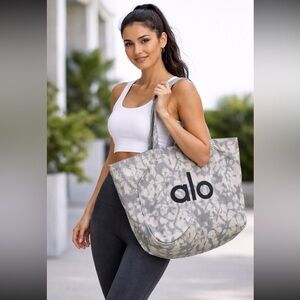NWT Alo Yoga Grey Tie-Dye Canvas Tote Bag